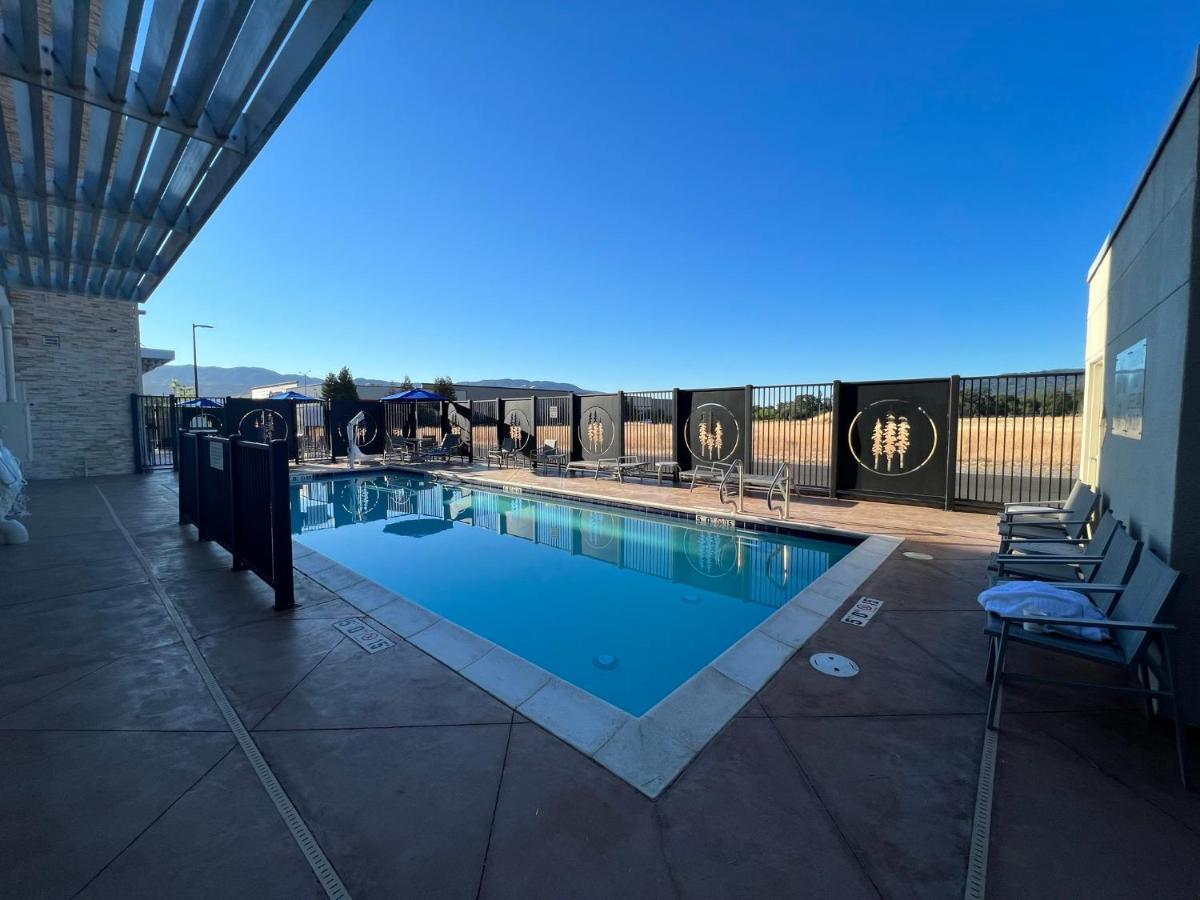 Holiday Inn Express & Suites - Ukiah By Ihg Exterior foto